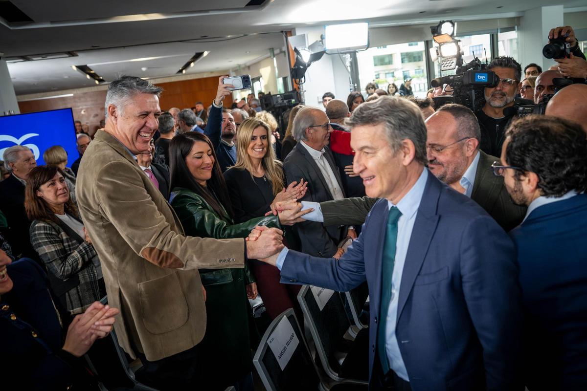 El presidente del PP, Alberto Núñez Feijóo, saluda al alcalde del PP de Badalona, Xavier García Albiol.