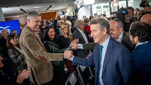 El presidente del PP, Alberto Núñez Feijóo, saluda al alcalde del PP de Badalona, Xavier García Albiol.