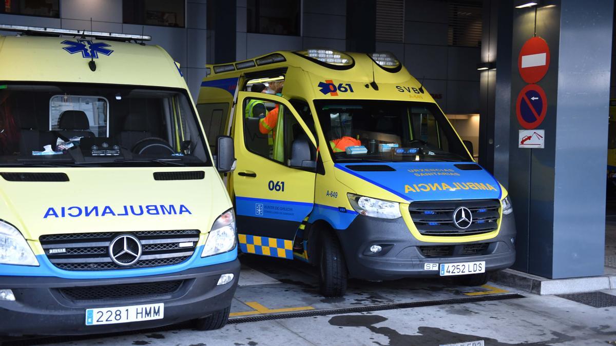 Ambulancias en los accesos al Hospital Universitario de A Coruña.