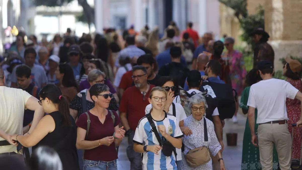 Gente paseando por el centro de València en una imagen de archivo.