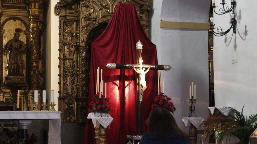 Aguilar sigue fiel a la tradición de las rogativas al Cristo de la Salud, que recorre sus iglesias