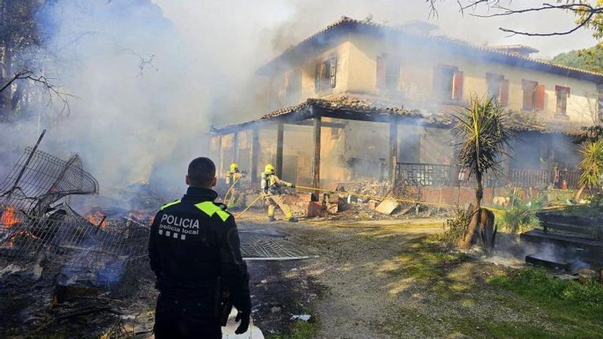 Un incendi a Blanes crema un xalet i provoca la mort dels gats d'una còlonia