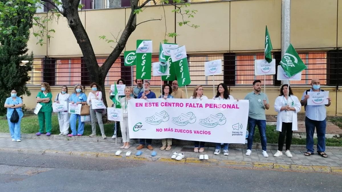 Campaña 'Zuecos Vacíos' organizada en el Hospital Universitario Reina Sofía por CSIF.