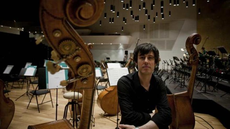 El músico y director de orquesta Nacho de Paz, ayer, en un ensayo en el Auditorio de la Diputación de Alicante.