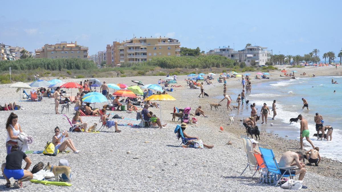 La playa Belcaire suma una ducha para los numerosos perros que acuden.