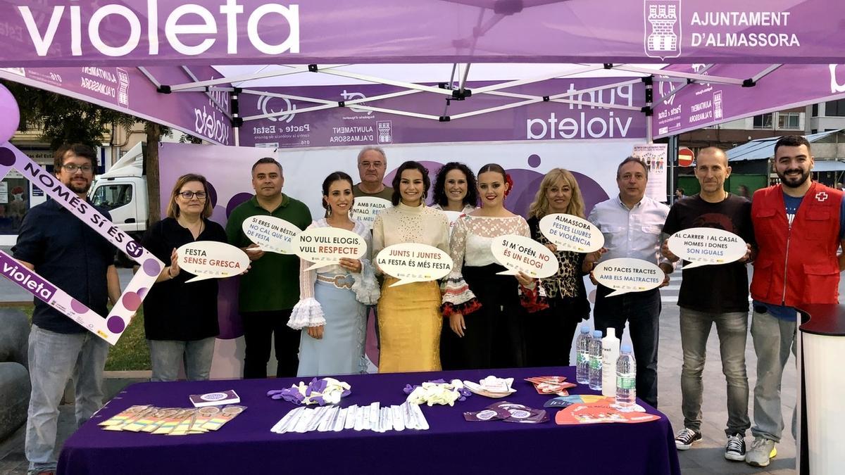 Foto de familia de las autoridades en uno de los puntos violeta de Almassora.