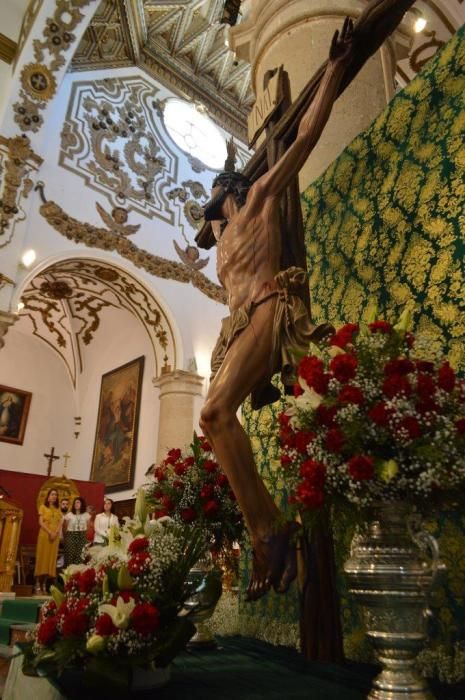 El Cristo del Perdón y de la Vera Cruz ha recorrido las calles, decoradas con cruces florales, macetas, enseres y banderillas de colores, acompañado de cientos de fieles