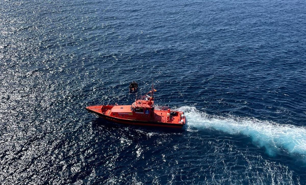 La Salvamar Diphda, de Salvamento Marítimo, llega a la patera