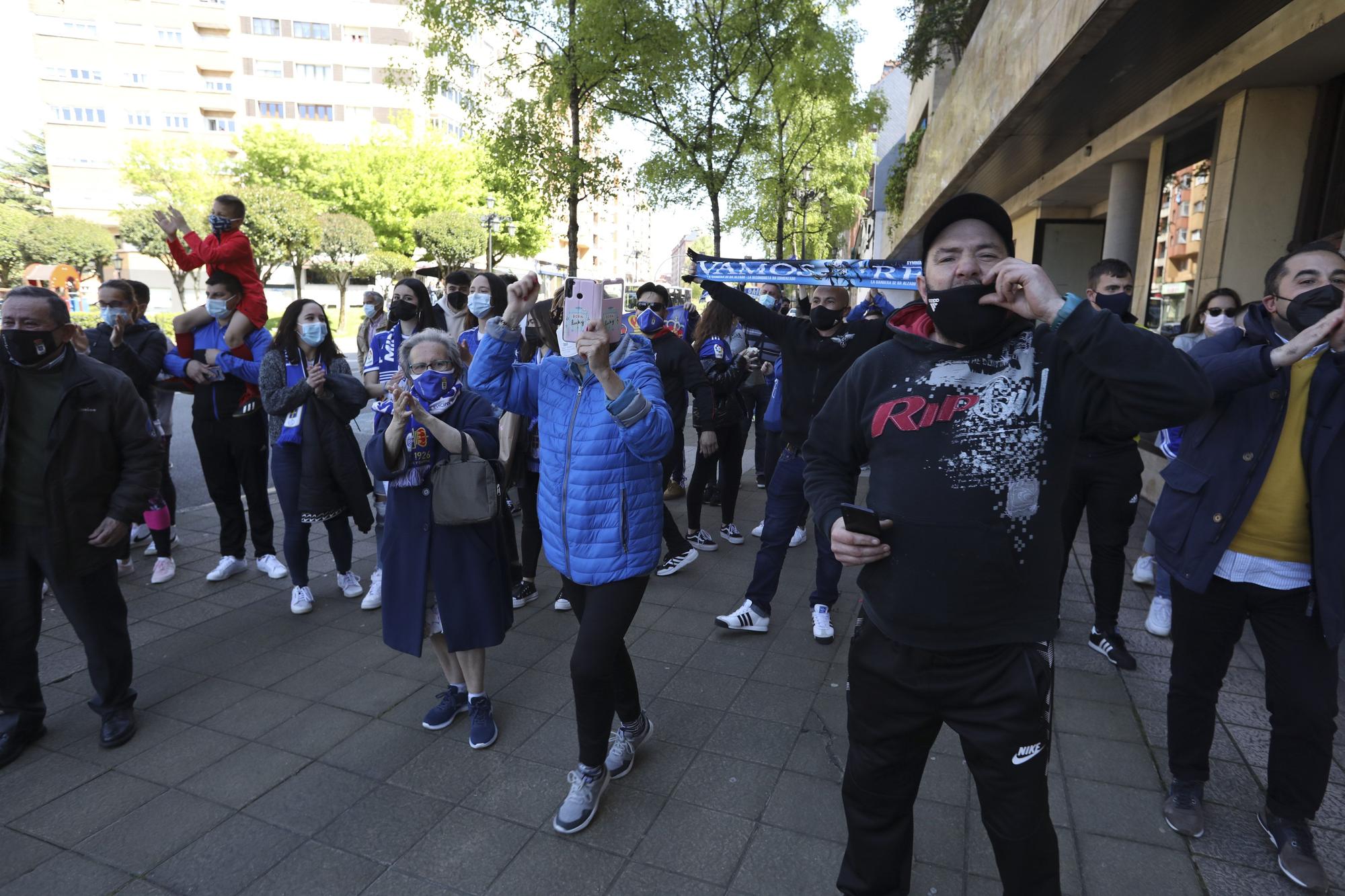 Así fue la salida de los jugadores del Real Oviedo hacia Gijón