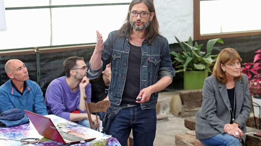 Carlos Magdalena, ayer, durante su charla en la Fundación Sales de Vigo. // Marta G. Brea