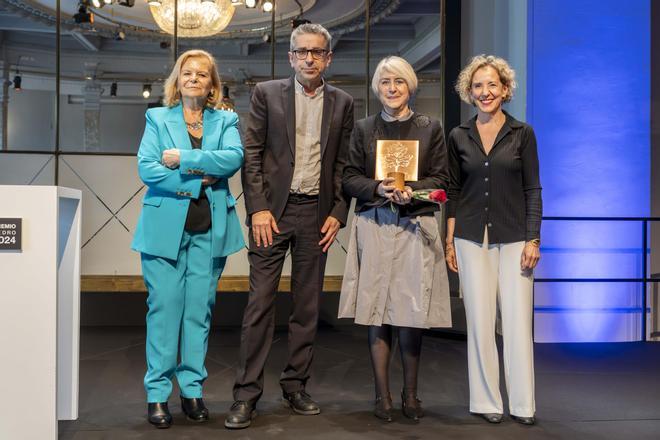 De izda. a dcha., la presidenta de CEDRO Carme Riera, el secretario de estado de Cultura Jordi Martí, la escritor Gemma Lienas y la secretaria de estado de Igualdad, Aina Calvo, durante la entrega del premio.