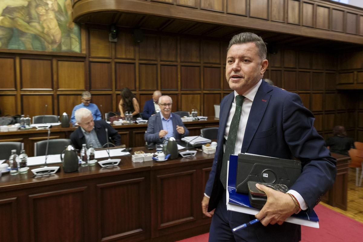 Teodoro Sosa en el Cabildo grancanario con Carmelo Ramírez, detrás, a la izquierda.