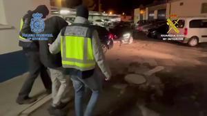 27/1/23 Detenido un presunto yihadista en Girona La operación ha contado con la colaboración del servicio policial FBI estadounidense Agentes de la Comisaría General de Información de la Policía Nacional, en una operación conjunta con la Jefatura de Información de la Guardia Civil bajo la dirección del Juzgado Central de Instrucción nº 2 y de la Fiscalía de la Audiencia Nacional, han procedido en la localidad de Girona a la detención de un individuo de origen marroquí de nacionalidad española, por su presunta relación con delitos de terrorismo