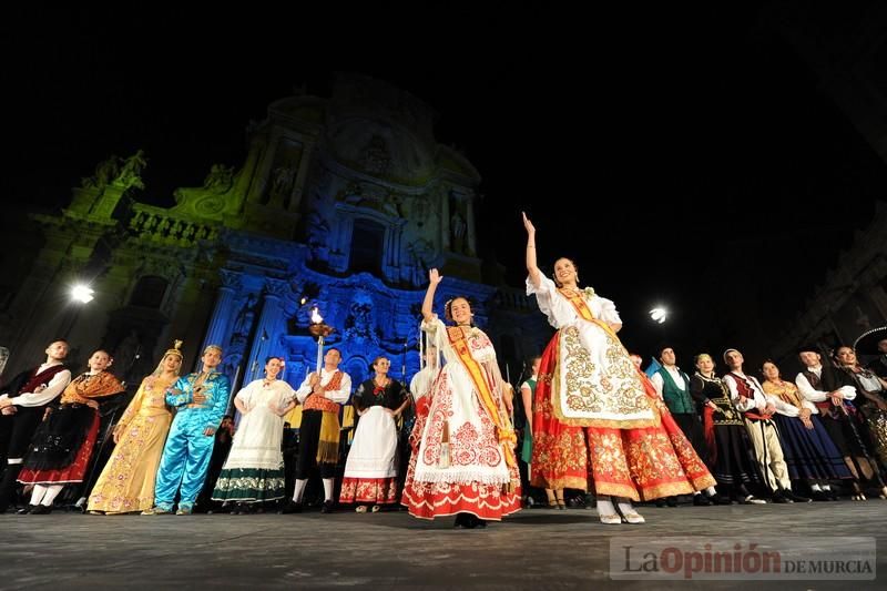 La Antorcha de la Amistad y el Moneo brillan en colores con motivo de este Festival Internacional de Folclore