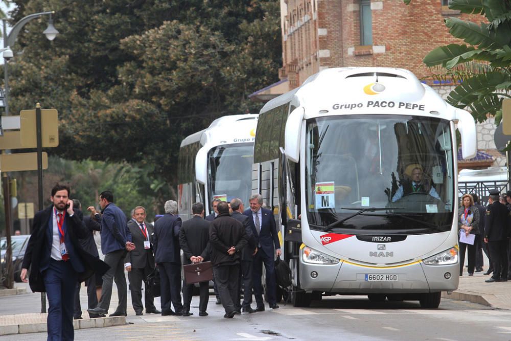 François Hollande y Mariano Rajoy son recibidos con honores junto al Ayuntamiento de Málaga. Antes del almuerzo, han visitado el Museo de Málaga.