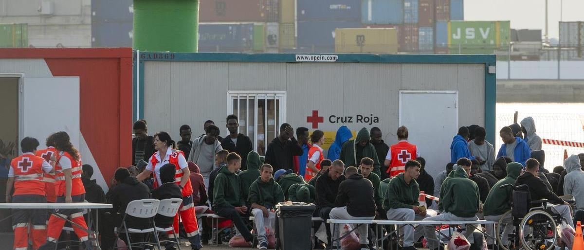 Crisi migratòria a les Canàries: malestar a les autonomies pel repartiment de migrants sense avisar