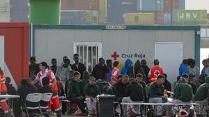 Migrantes viajan en una patera en el norte de Lanzarote.