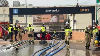 50 bomberos y miembros de la UME acceden al interior del aparcamiento de Bonaire