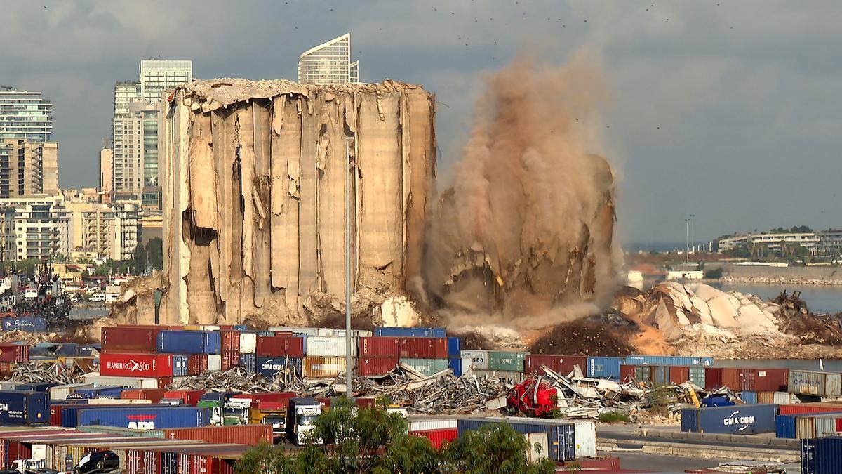 Se derrumban dos silos del puerto de Beirut