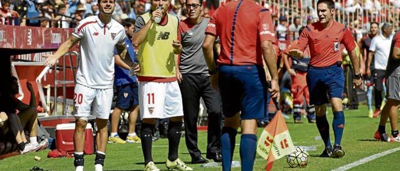 Vitolo protesta desde la banda en el partido contra el Celta.