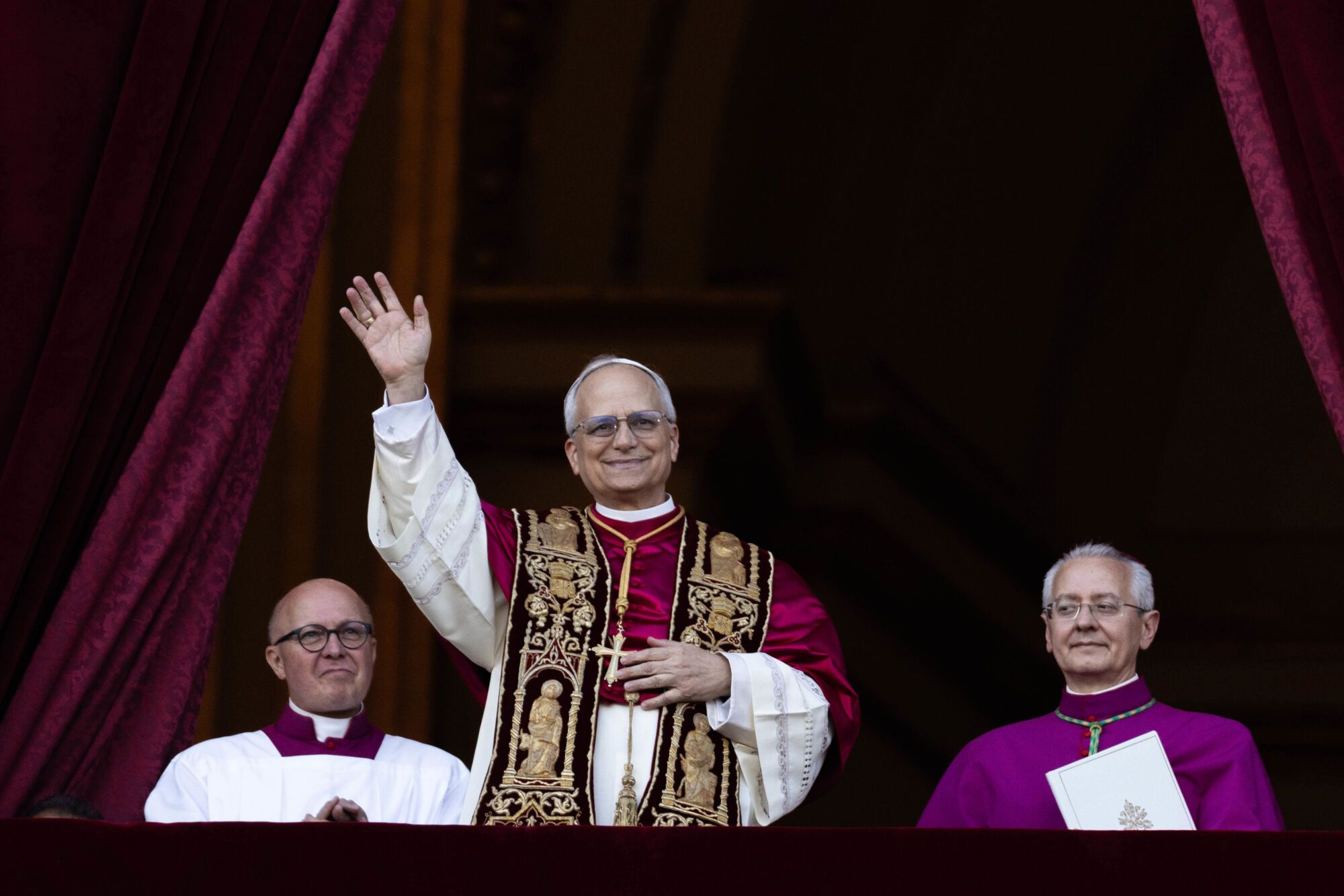 08 May 2025, Vatican, Vatican City: The newly elected Pope Leo XIV (C), the American Robert Prevost, appears on the balcony of St. Peter's Basilica in the Vatican after the Papal Conclave. Photo: Oliver Weiken/dpa