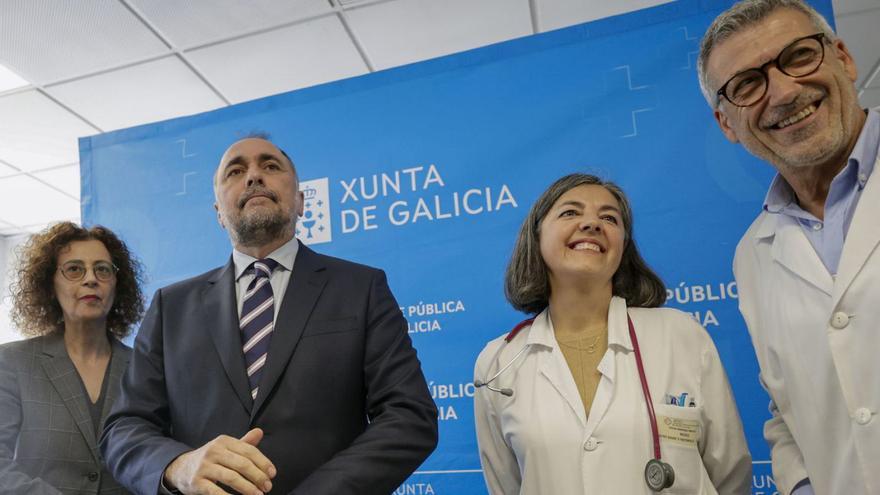 De izquierda a derecha, Carmen Durán, Julio García Comesaña, la doctora Nieves Domínguez y Luis Verde, en el centro de salud O Ventorrillo.