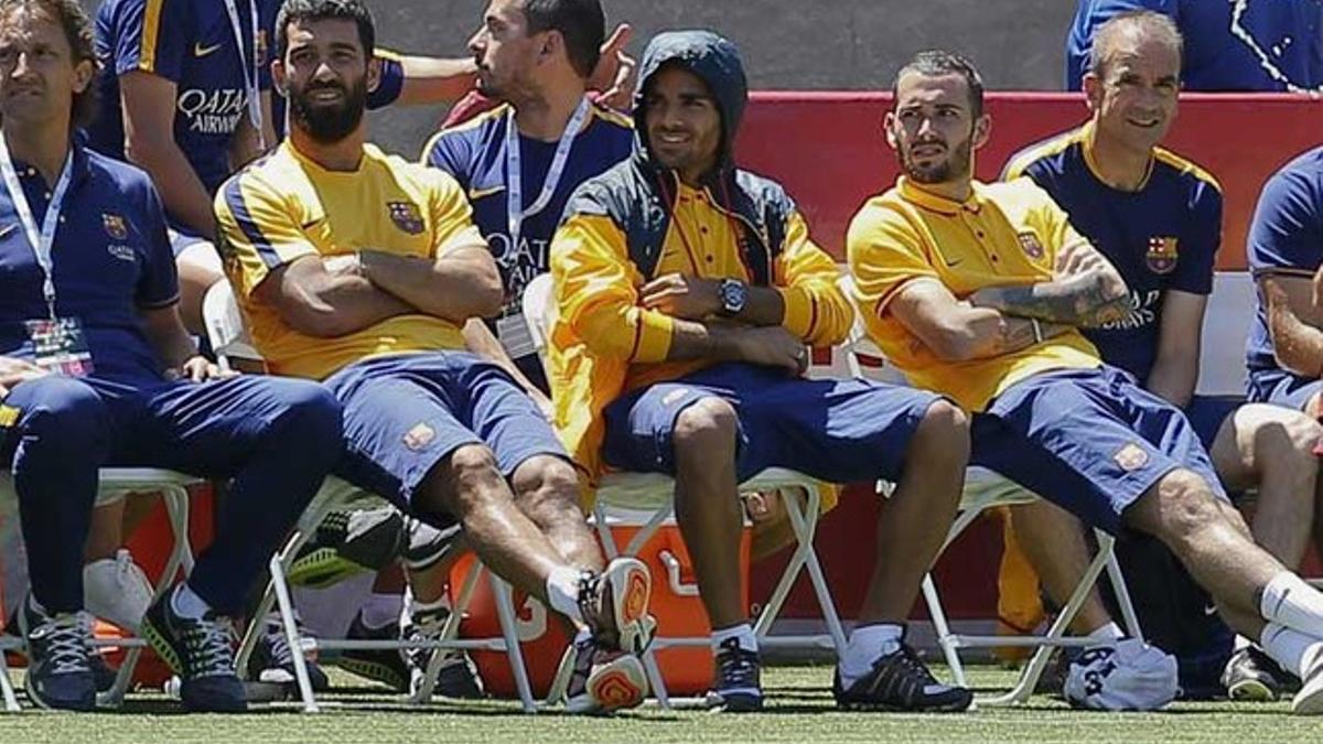 Douglas Pereira, con la cabeza cubierta, entre Arda Turan y Alexis Vidal siguen el United-Barça