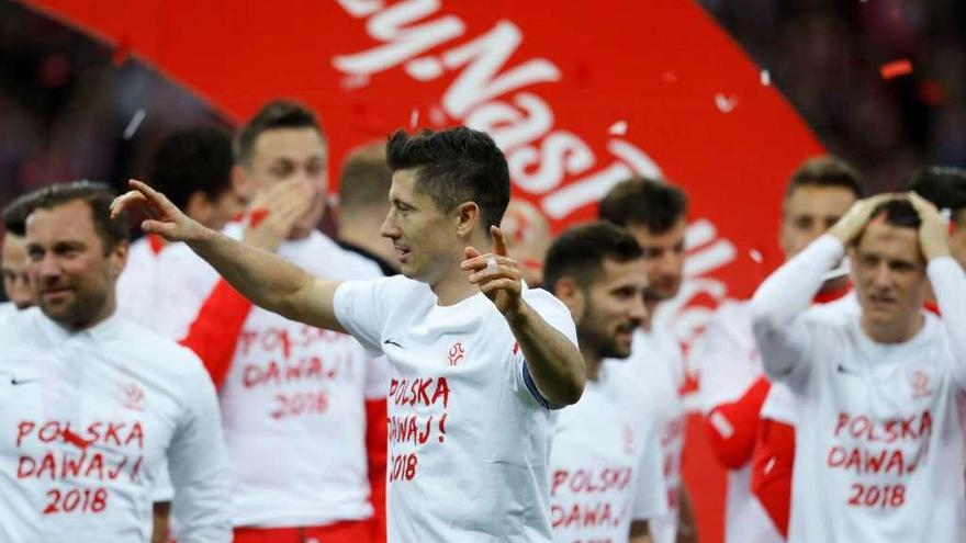 Lewandowski, en el centro, celebra la clasificación con sus compañeros.