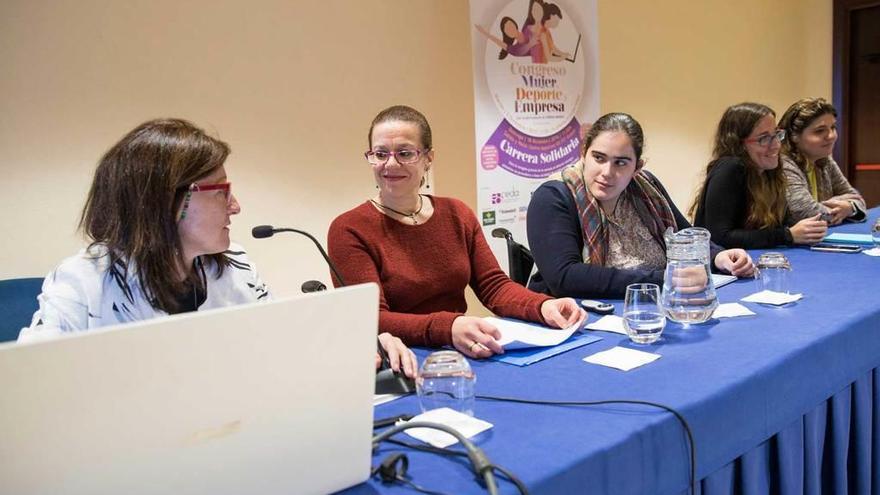 Por la izquierda, Margarita Sánchez, Silvia Borrego, Beatriz Álvarez, Carmen Abella y Marta García, en la última mesa del congreso.