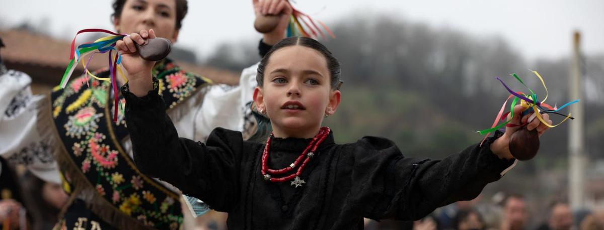 Los niños de Venialbo aseguran la pervivencia de El Baile del Niño. | Ana Burrieza