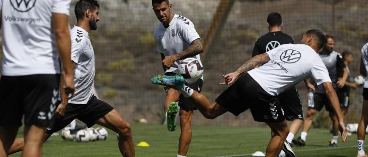 Vitolo golpea el balón en uno de los entrenamientos de la semana pasada efectuado por Las Palmas en las instalaciones de la Ciudad Deportiva de Barranco Seco. | | UDLP