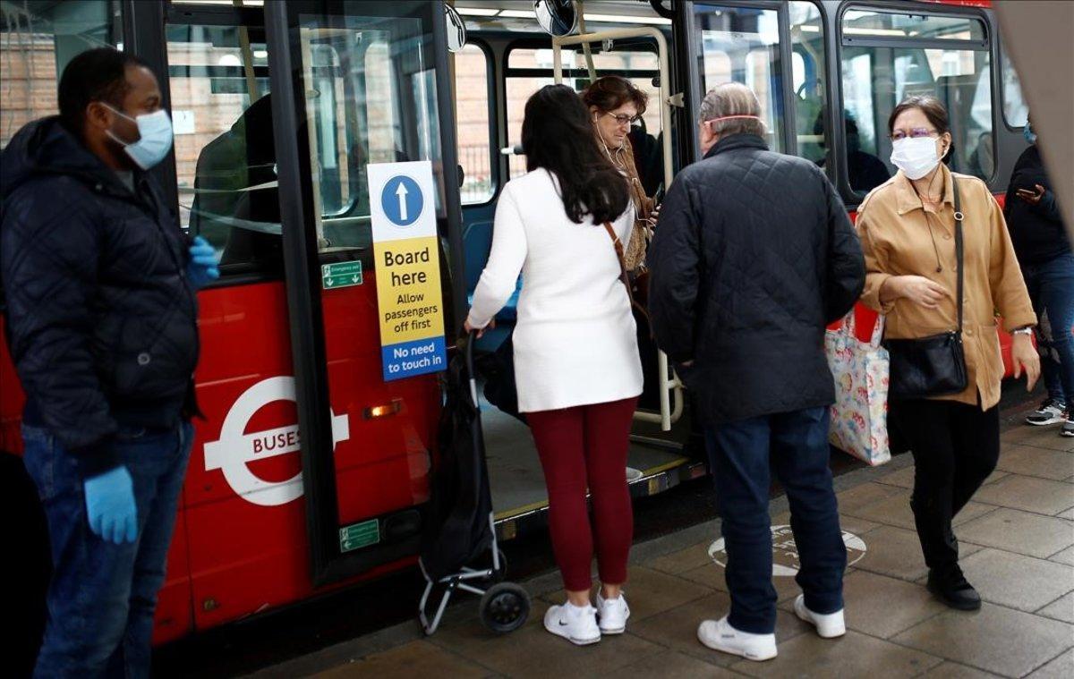 Pasajeros en la estación de autobuses de Vauxhall.