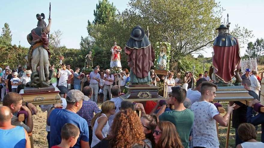 Momento en el que los santos inician la reverencia a la Virgen de Gudalupe. // Bernabé/J.Carlos Asorey