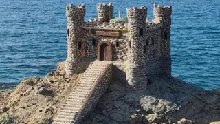 Así es el castillo de Málaga hecho a mano con rocas de playa y conchas: lo ha creado un danés y está a media hora de la capital