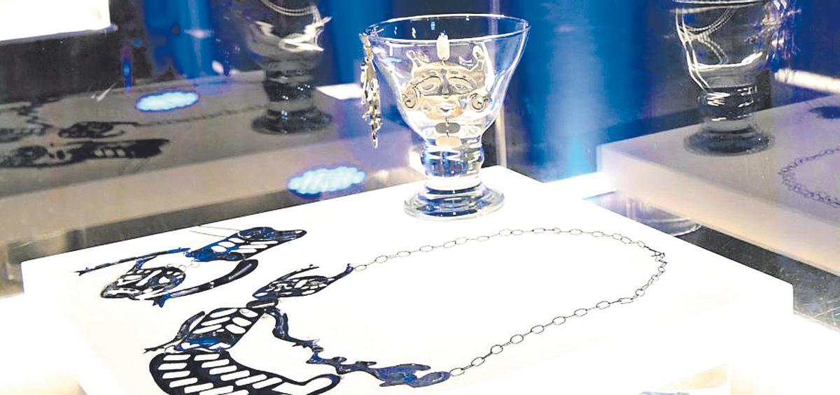 Detalle dunha mostra de pratería na Igrexa da Universidade