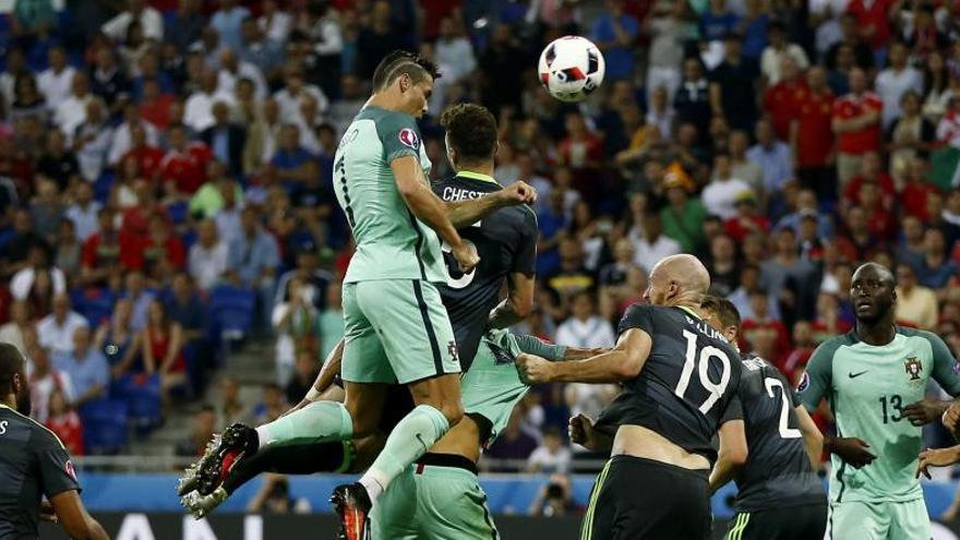 Ronaldo marca de cabeza ante Gales.