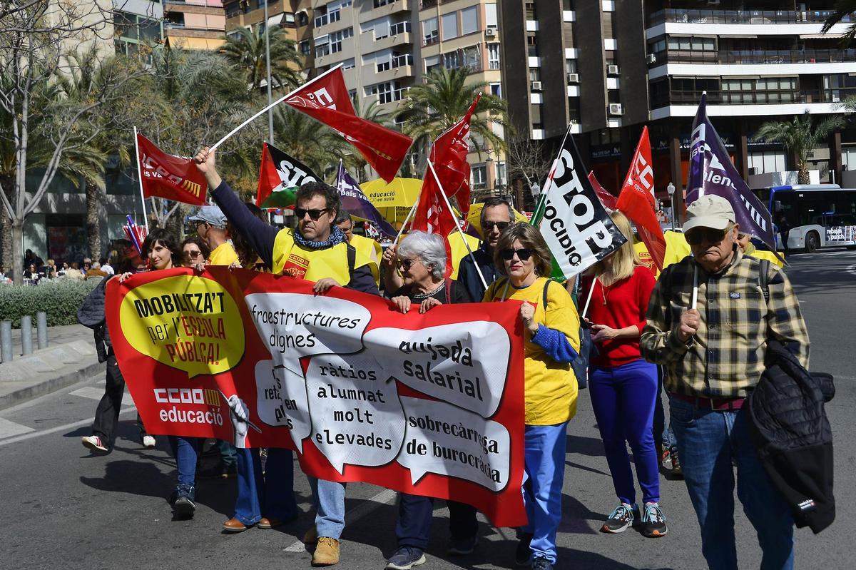 Así ha sido la manifestación de profesores en defensa de mejoras laborales y salariales en Alicante