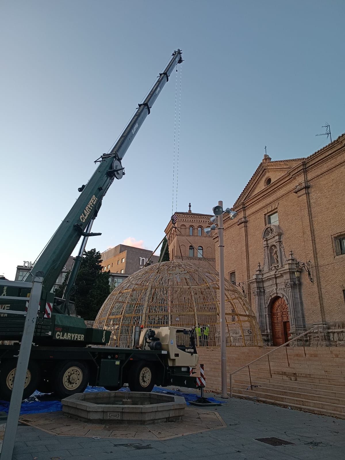 EN IMÁGENES | La bola gigante de Navidad aterriza de nuevo en Zaragoza