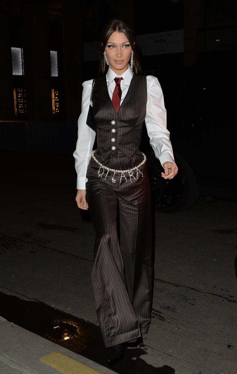 Bella Hadid por las calles de Paris con un look 'gentleman' con chaleco de traje, camisa y corbata