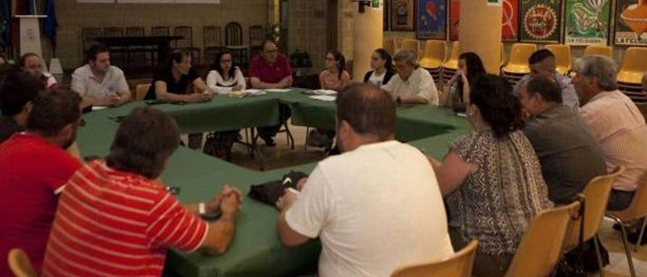 Reunión celebrada el pasado mes de julio por las sociedades de festejos con el gobierno local.