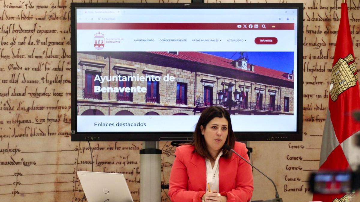 La alcaldesa Beatriz Asensio durante la presentación de la renovada página web.