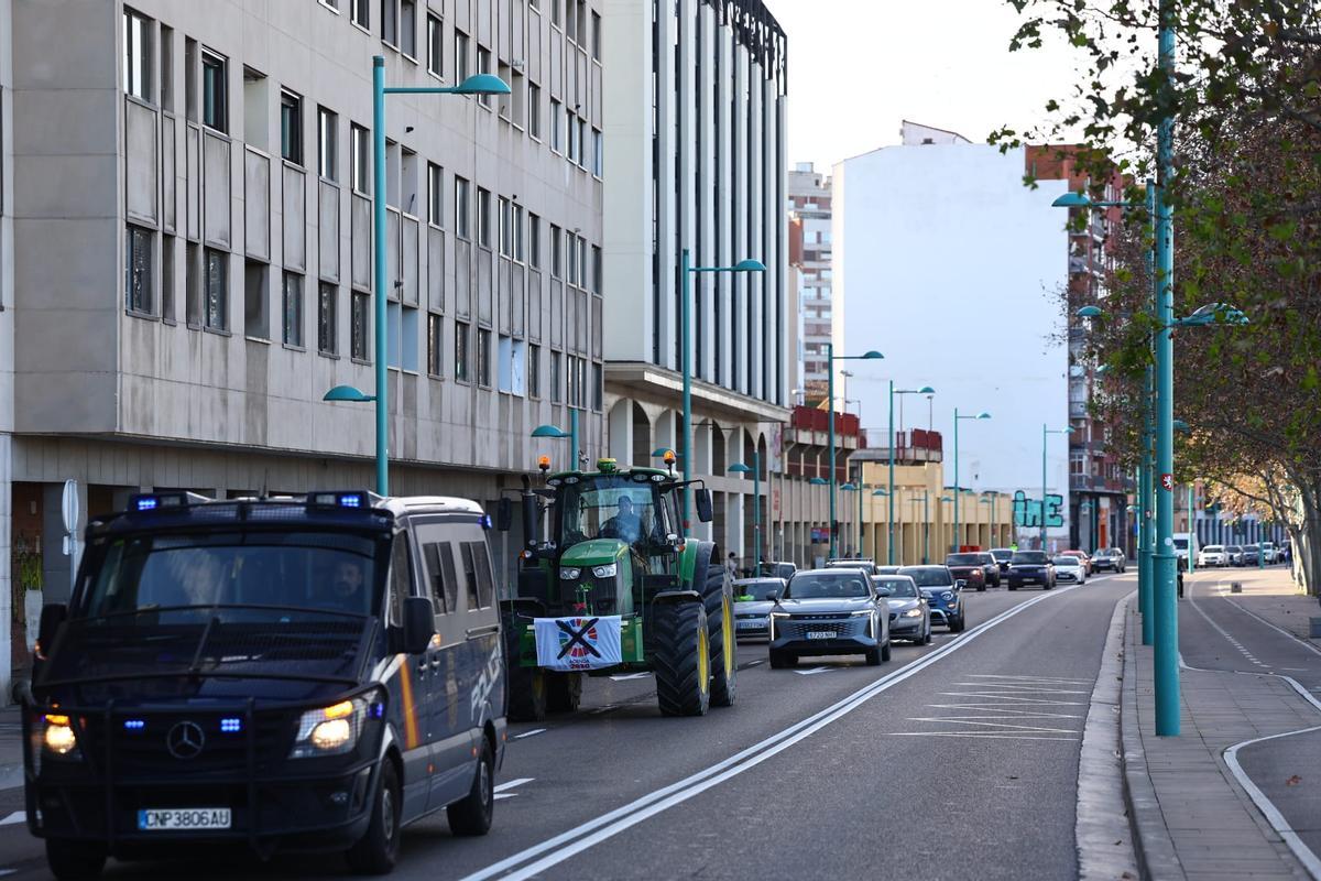 En imágenes | Los tractores vuelven a las calles en Zaragoza: atascos y retenciones en los alrededores de Plaza En imágenes | Los tractores vuelven a las calles en Zaragoza: atascos y retenciones en los alrededores de Plaza