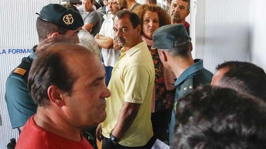 Dos guardias en el acceso a la asamblea de la agrupación de percebeiros del miércoles. // Ricardo Grobas