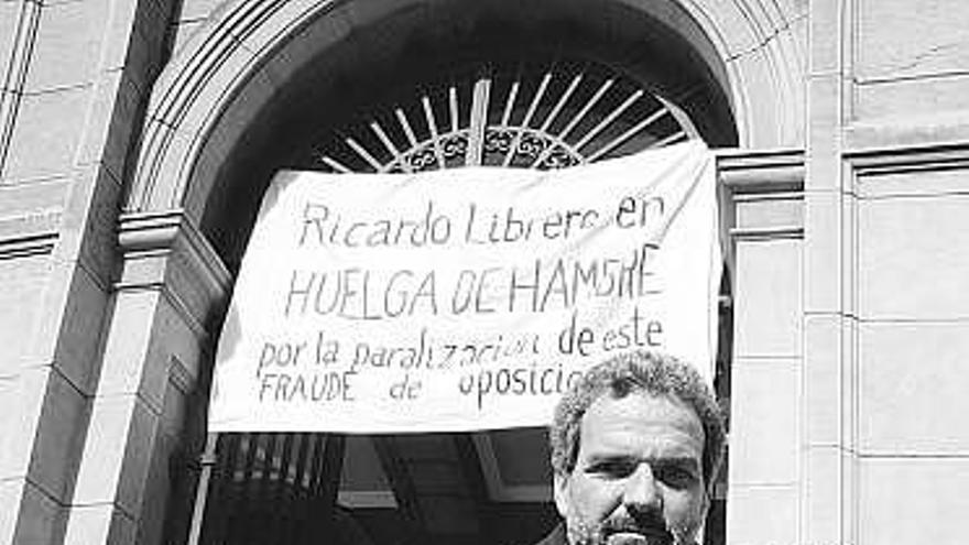 Ricardo Librero, ante la puerta de la iglesia de San José.