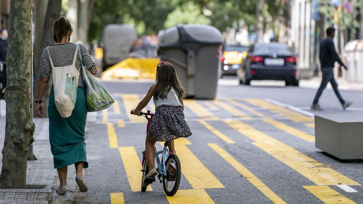 Uno de los nuevos corredores bici habilitados en Barcelona para facilitar una movilidad activa