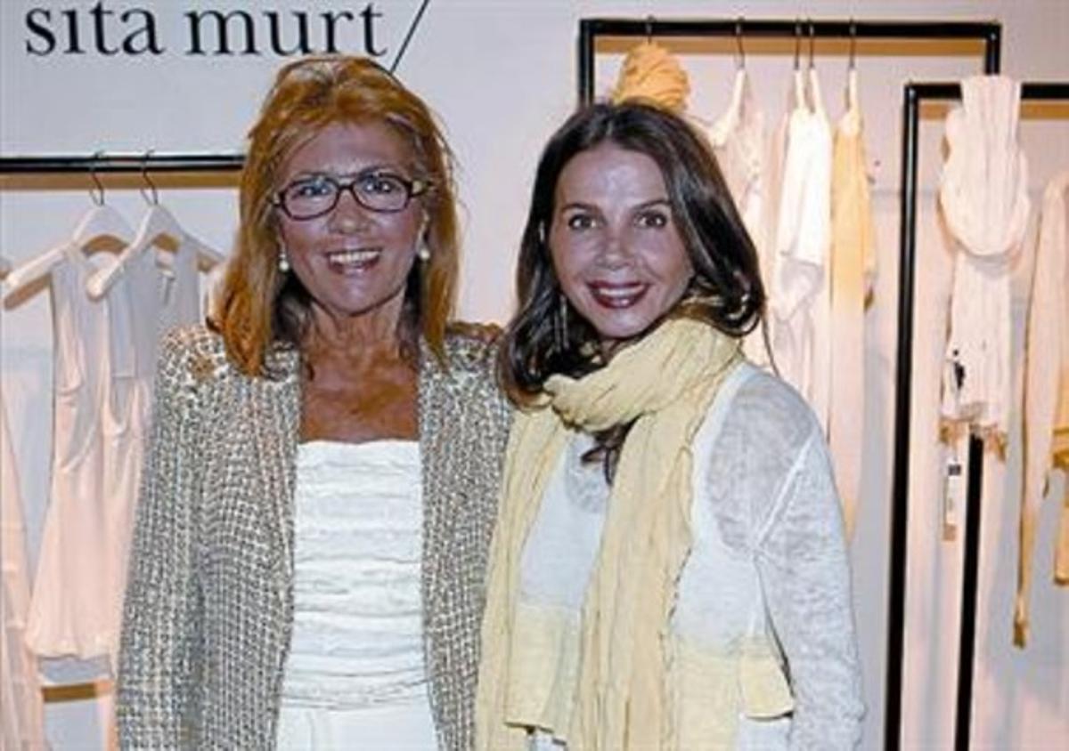 Victoria Abril posa amb la dissenyadora Sita Murt a la nova botiga de la dissenyadora igualadina a París, ahir.