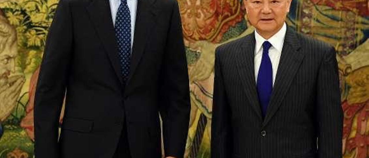 Felipe VI y Wang Yi.