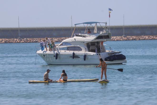Embarcaciones fondeadas junto a la playa del Acequión en el interior de la bahía, en imágenes de archivo