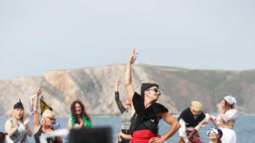 Rodrigo Cuevas, en el centro, durante el rodaje del videoclip en la playa de Verdicio.