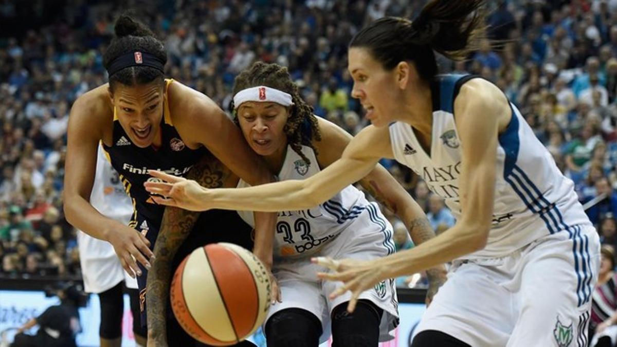 Anna Cruz pugna por el balón en el segundo encuentro de las finales